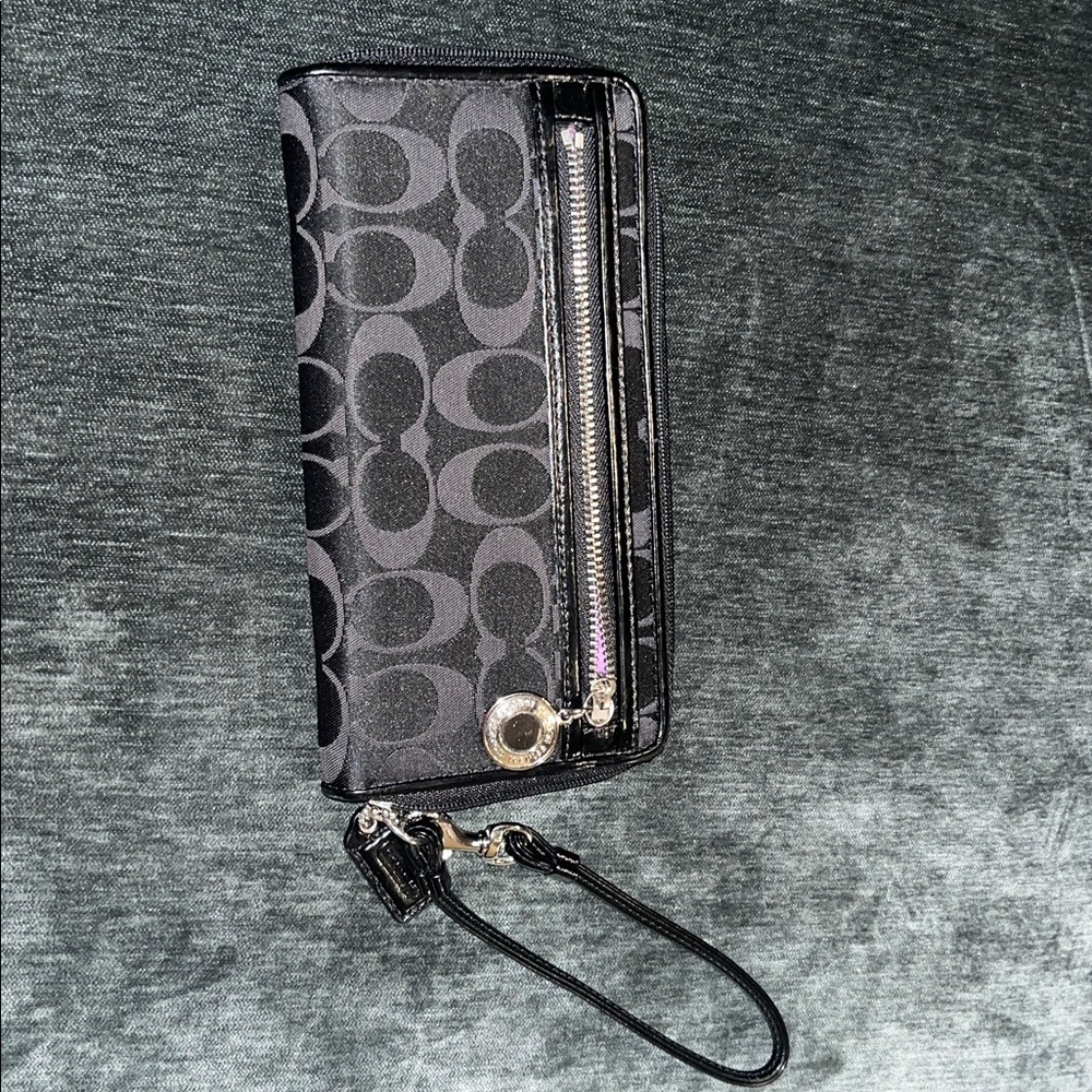 Signature Coach Wallet - Picture 3 of 4